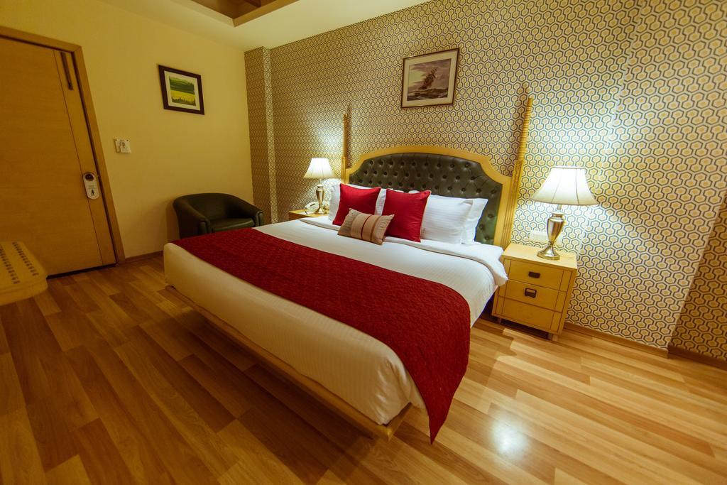Clark International Hotell Delhi  Exteriör bild
