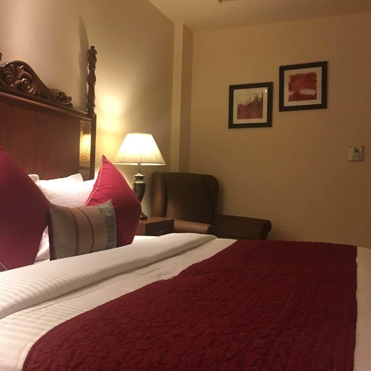 Clark International Hotell Delhi  Exteriör bild